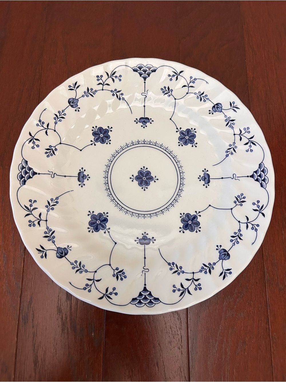 Vintage Churchill Finlandia Blue & White 10"
Dinner Plate Swirl Rim England